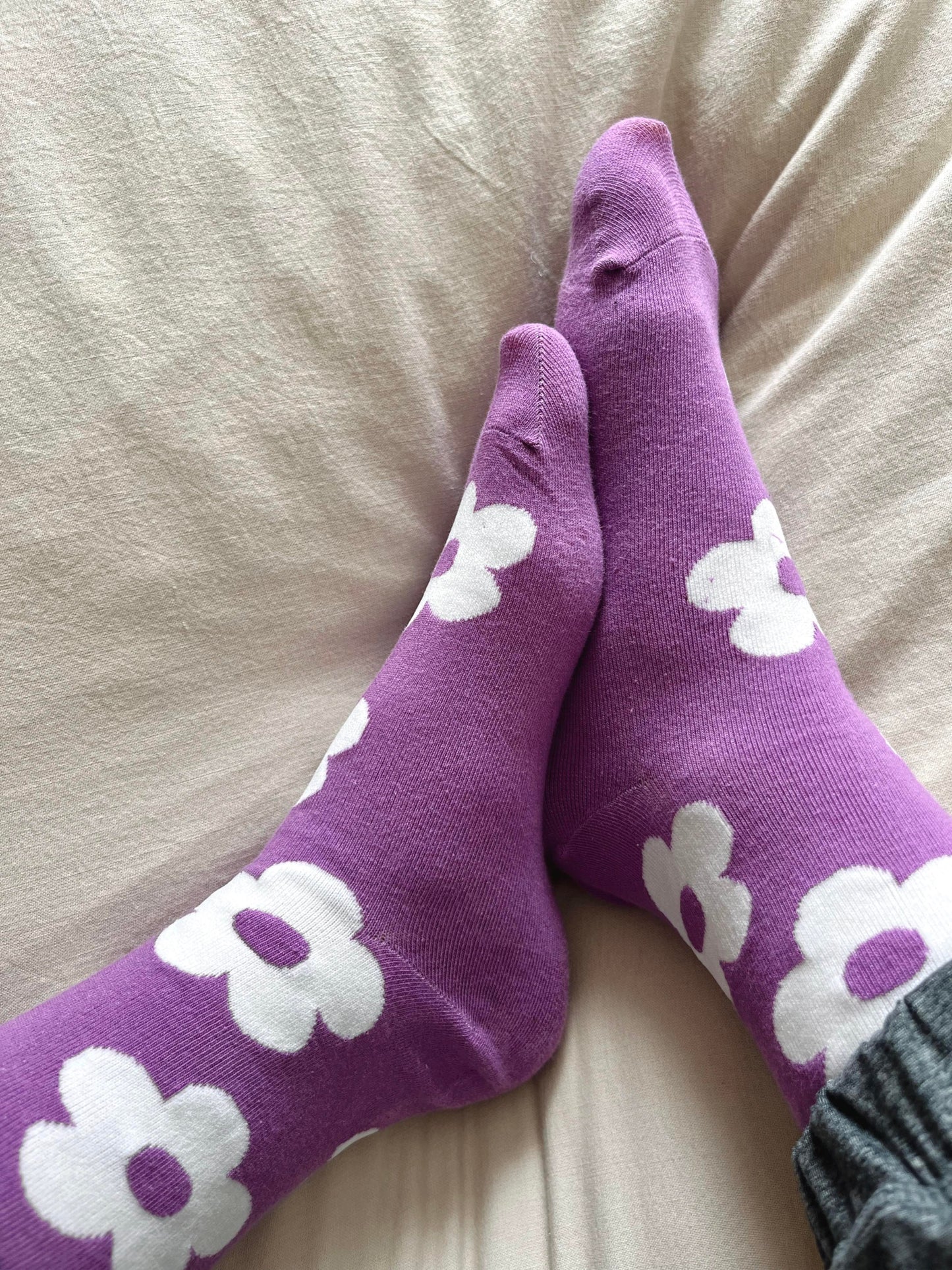 Bas fleurs mauve