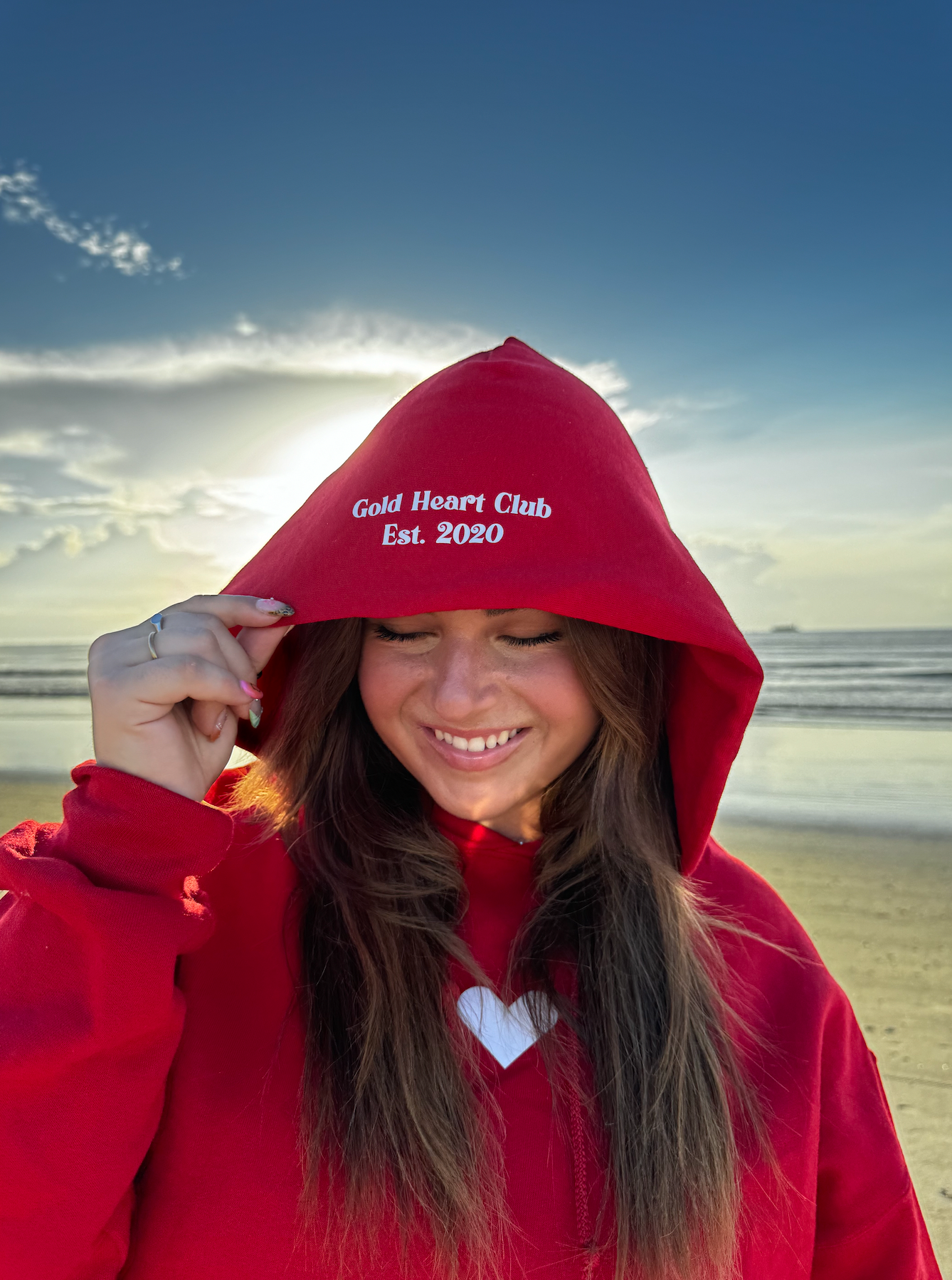 Hoodie rouge pour femme à capuche Gold Heart Club illustré au Québec
