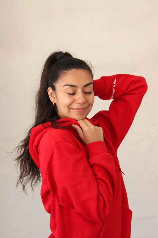 Hoodie rouge pour femme à capuche Gold Heart Club illustré au Québec