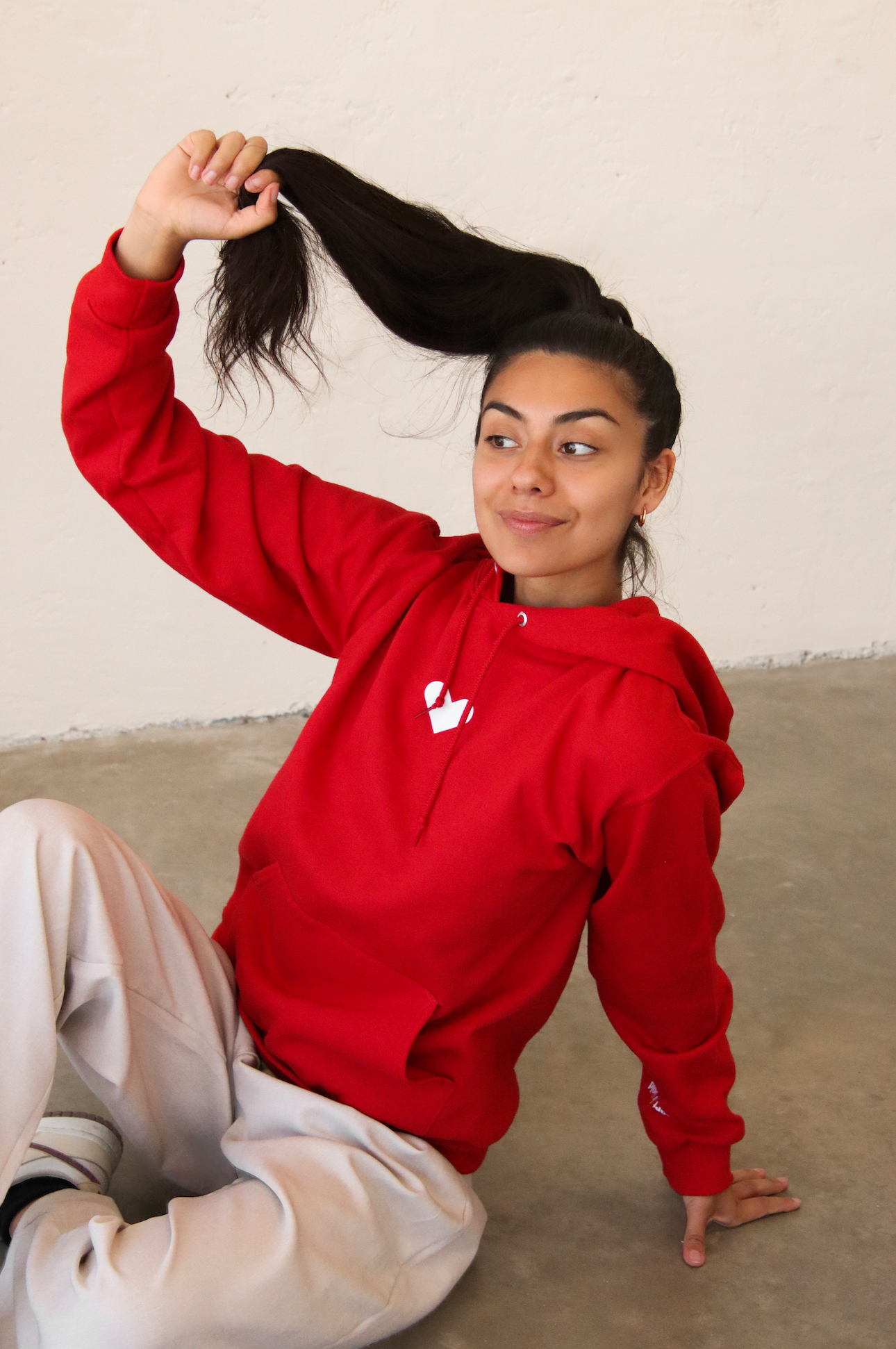 Hoodie rouge pour femme à capuche Gold Heart Club illustré au Québec