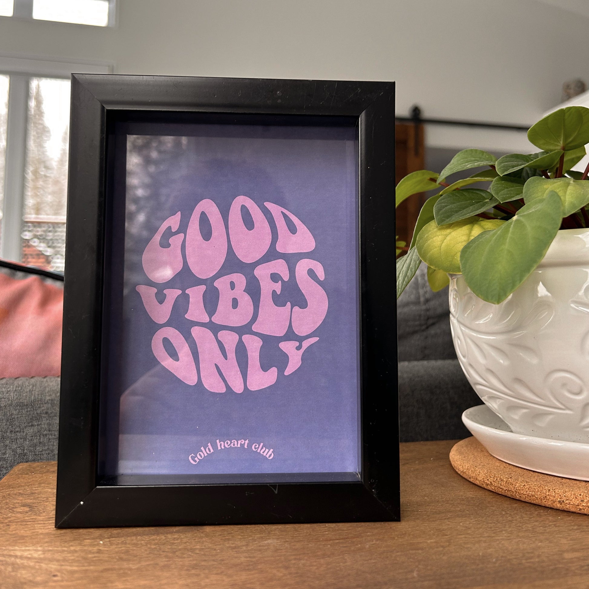 Illustration Good Vibes Only fait au Québec Gold Heart Club