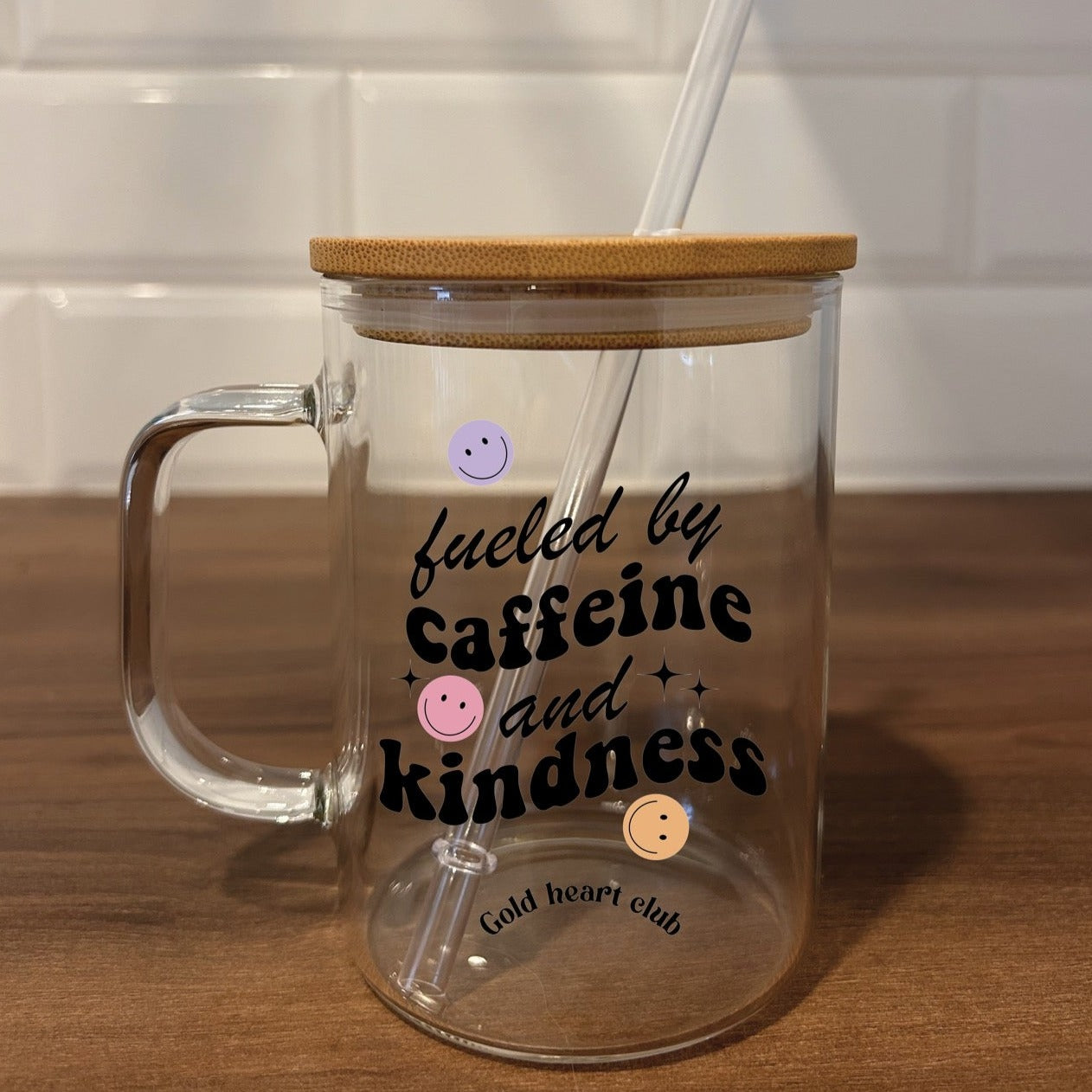 Tasse illustrée Caffeine and Kindness Gold Heart Club