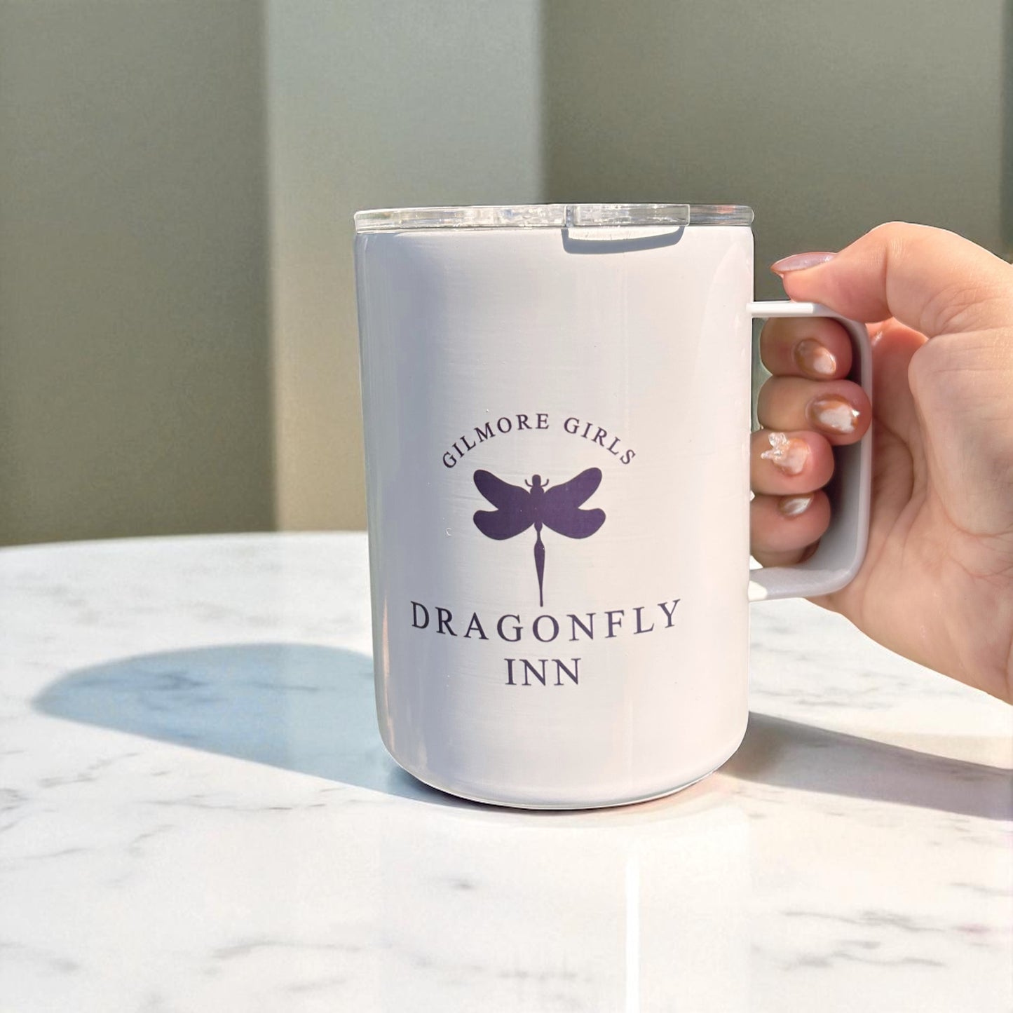Tasse illustrée Dragonfly Inn Gold Heart Club