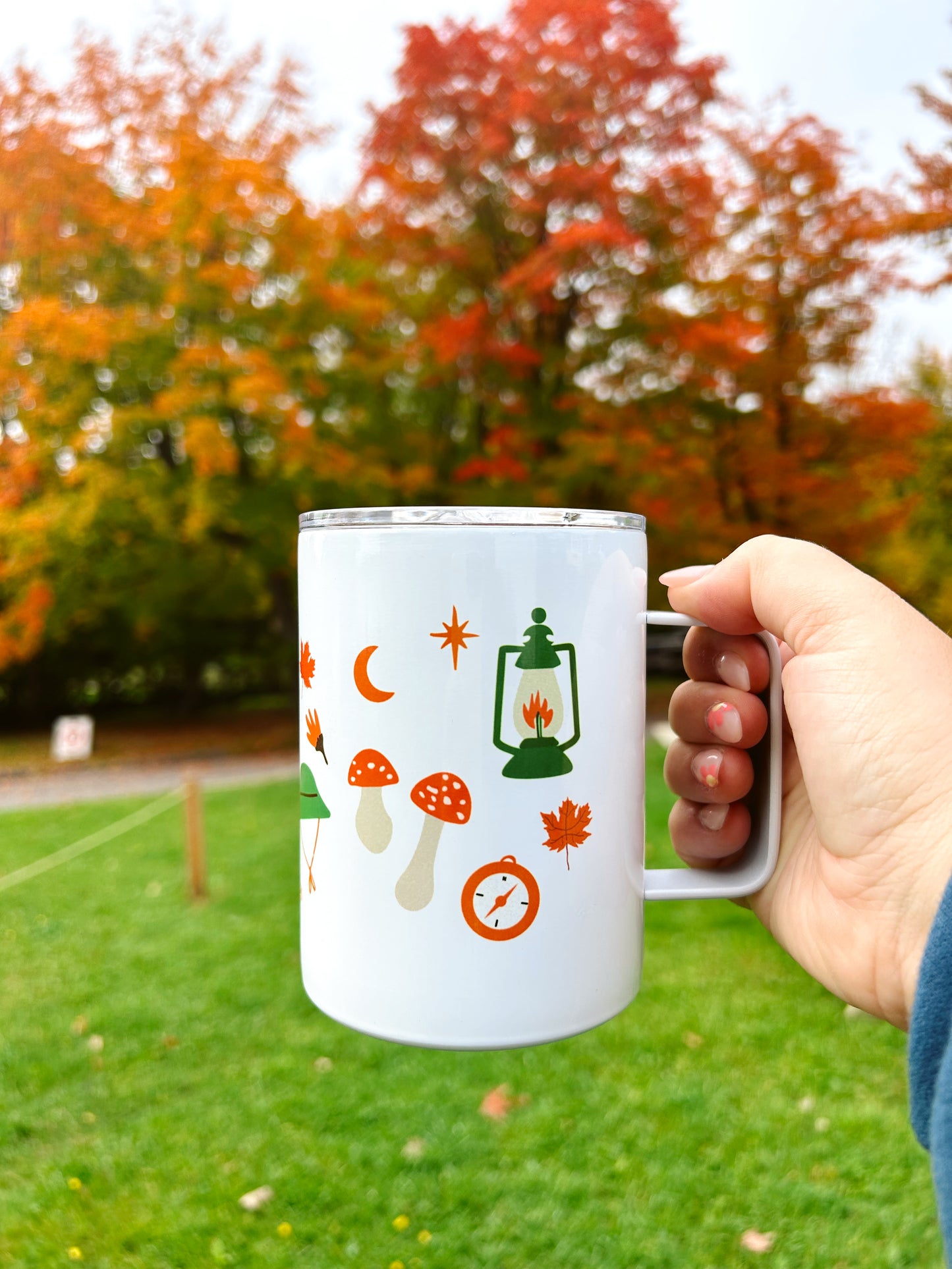 Tasse illustrée Plein Air Gold Heart Club fait au Québec