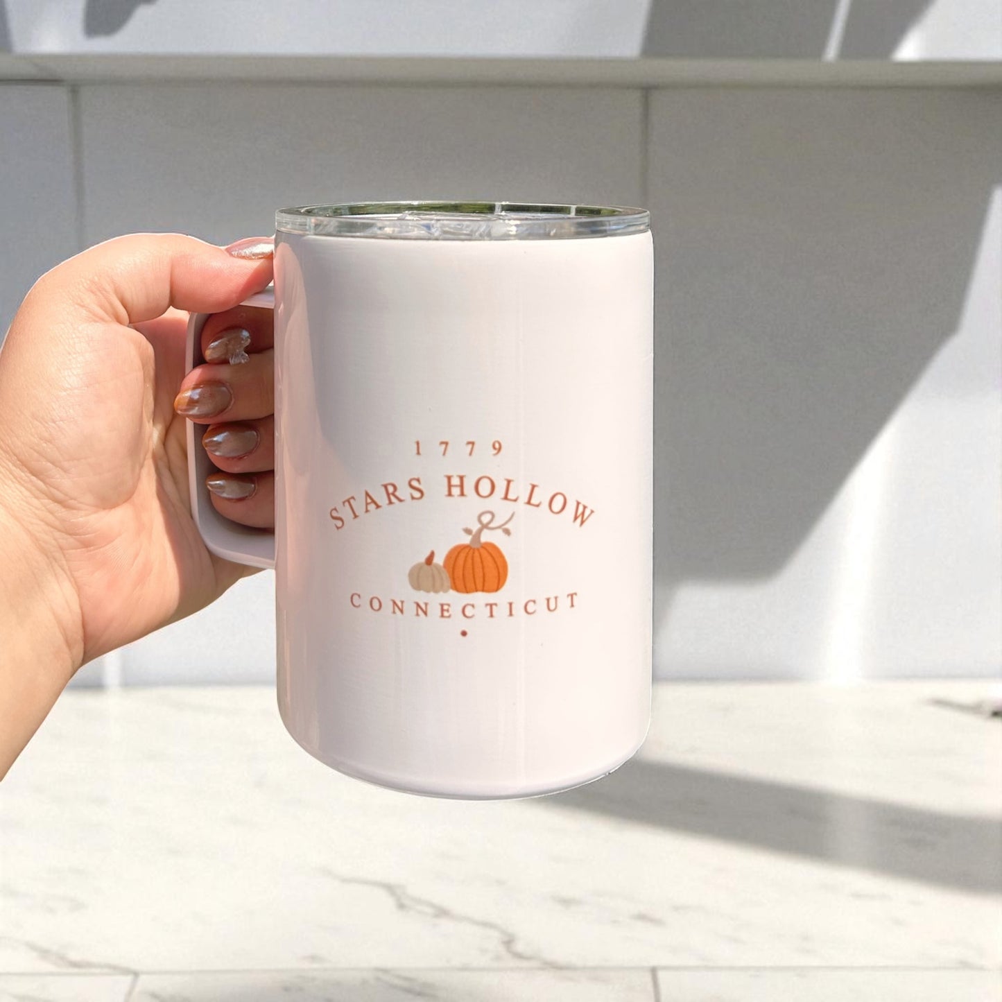 Tasse illustrée Stars Hollow Gold Heart Club