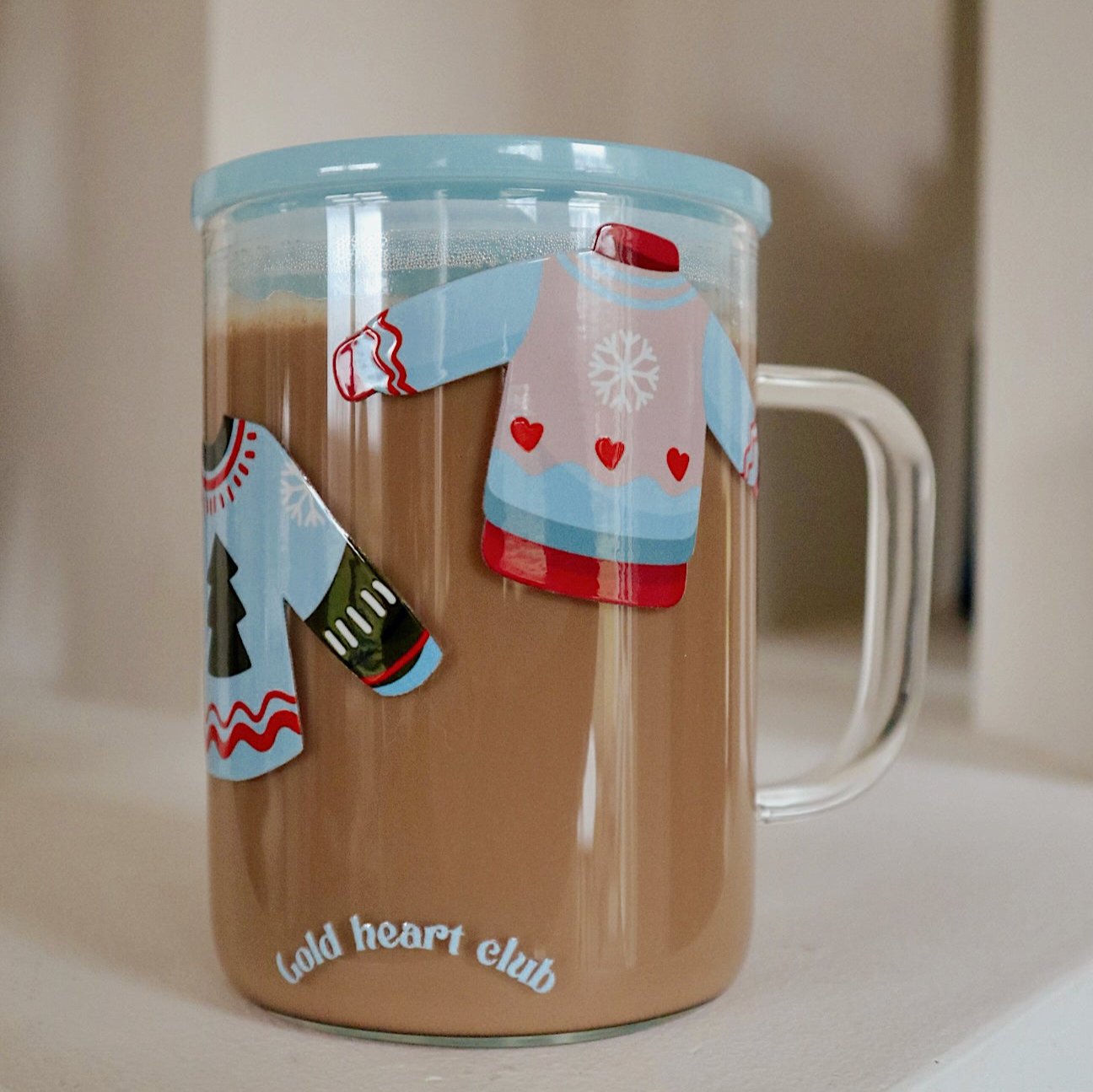 Tasse illustrée Ugly Sweater fait au Québec Gold Heart Club