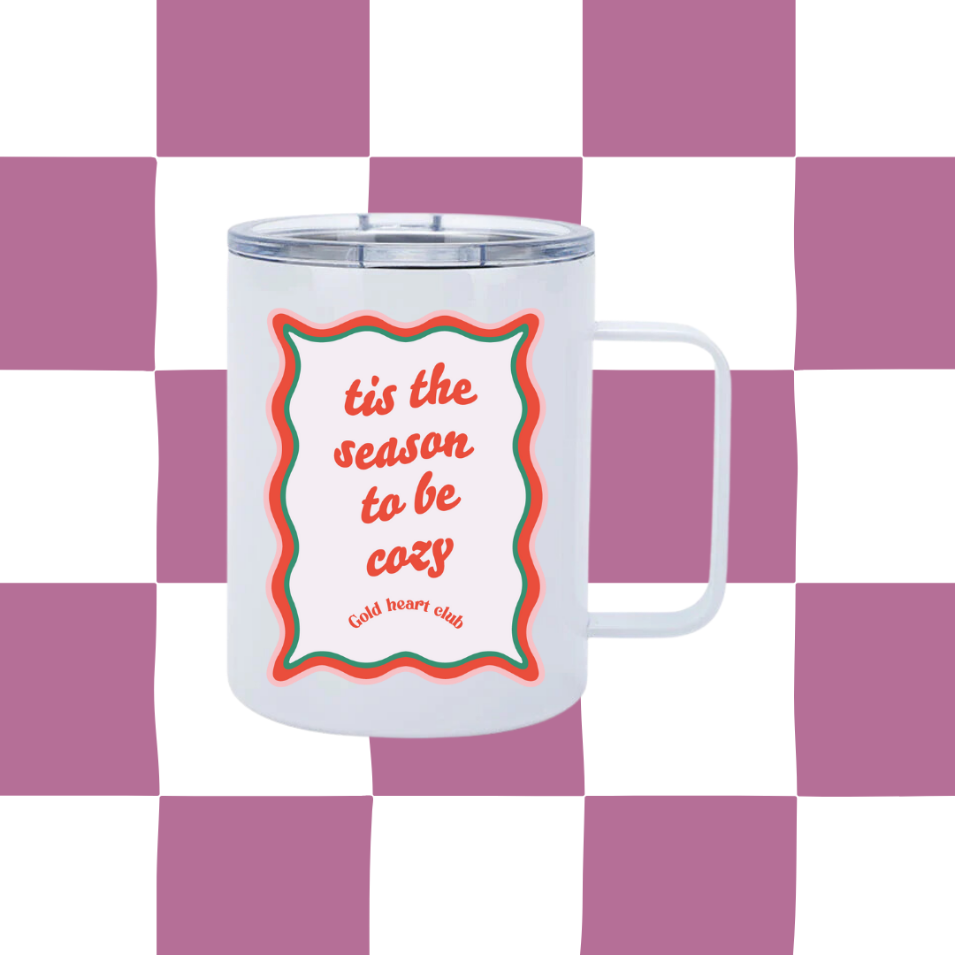 Tasse illustrée Tis the Season to be Cozy Gold Heart Club fait au Québec