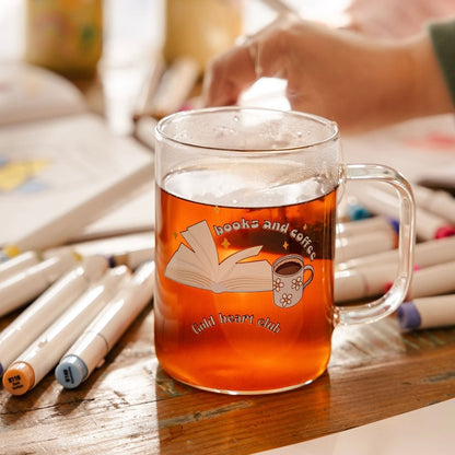 Tasse illustrée Books and Coffee Gold Heart Club fait au Québec