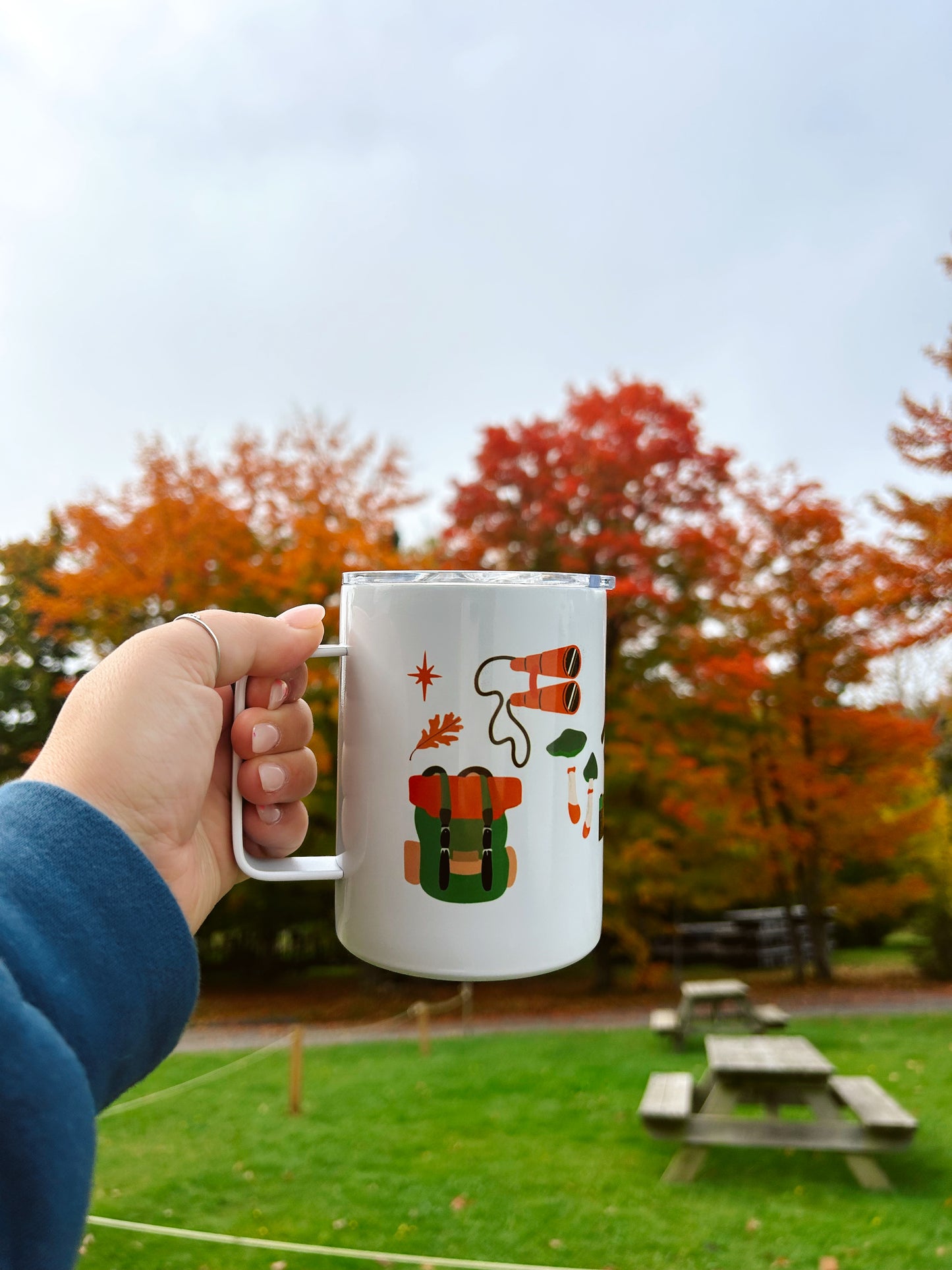 Tasse illustrée Plein Air Gold Heart Club fait au Québec