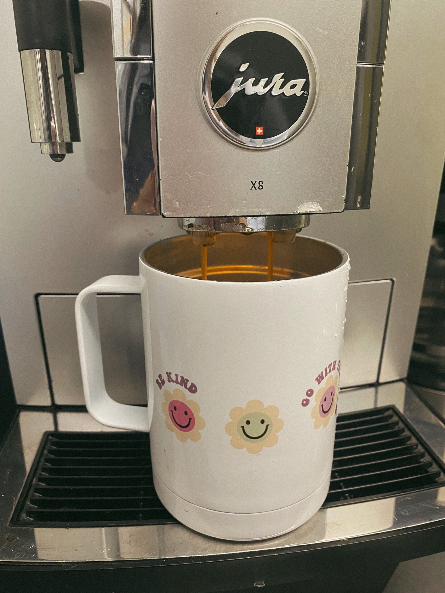 Tasse isolée illustrée Fleurs souriantes Gold Heart Club