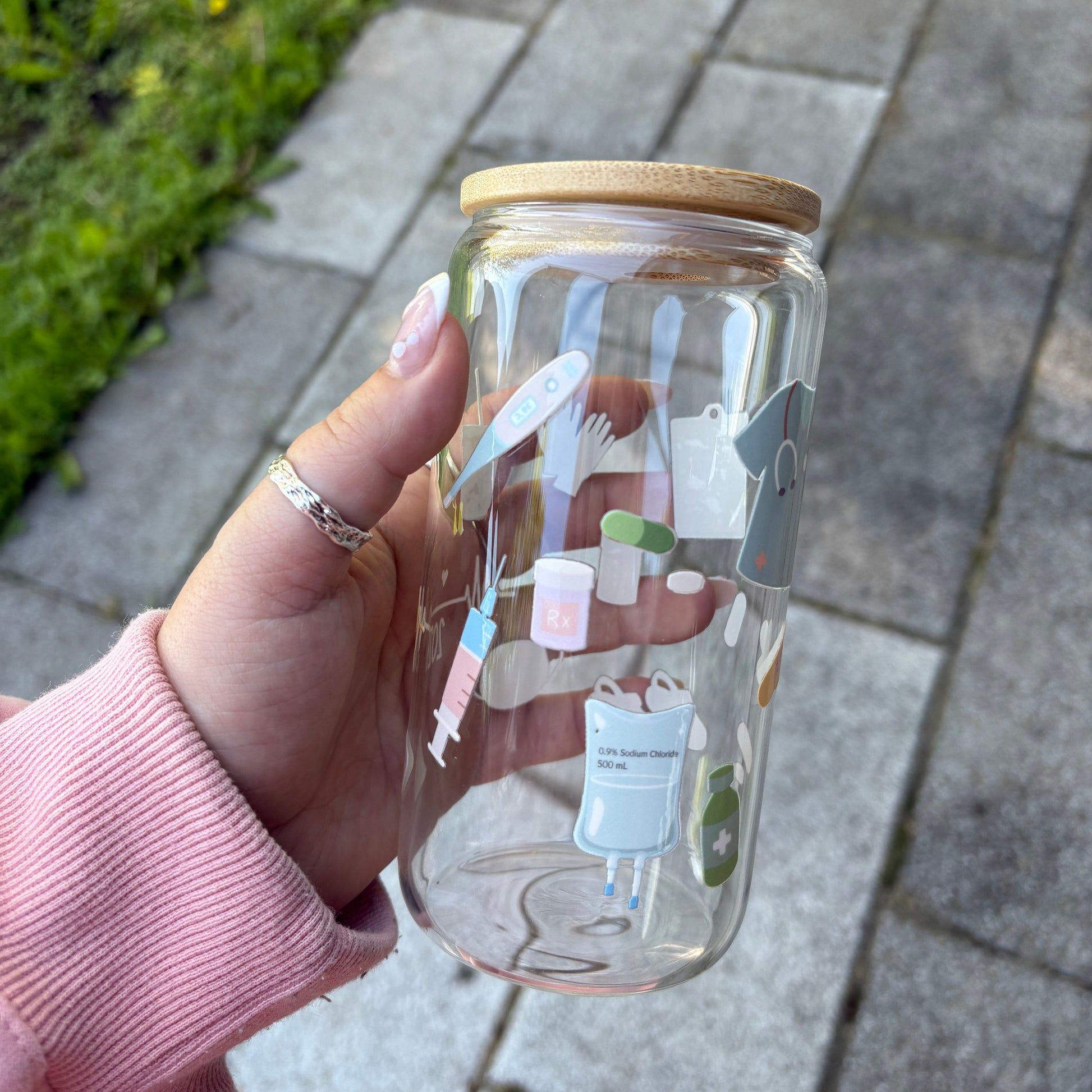Tasse illustrée pour les professionnels en soins infirmiers par Gold Heart Club